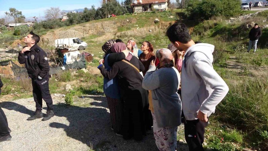 Tutuşan İzolasyon Malzemeleri Çatıyı Küle Çevirdi, Bina Sakinleri Gözyaşlarına Hakim Olamadı