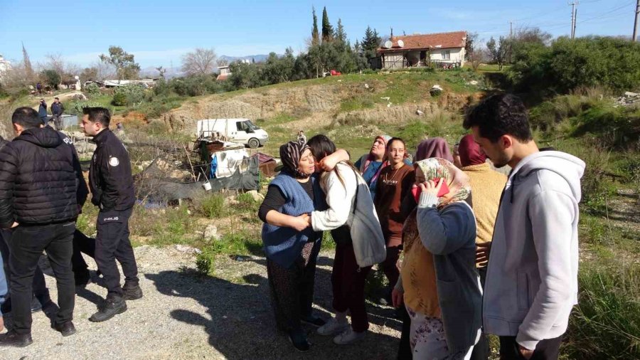 Tutuşan İzolasyon Malzemeleri Çatıyı Küle Çevirdi, Bina Sakinleri Gözyaşlarına Hakim Olamadı