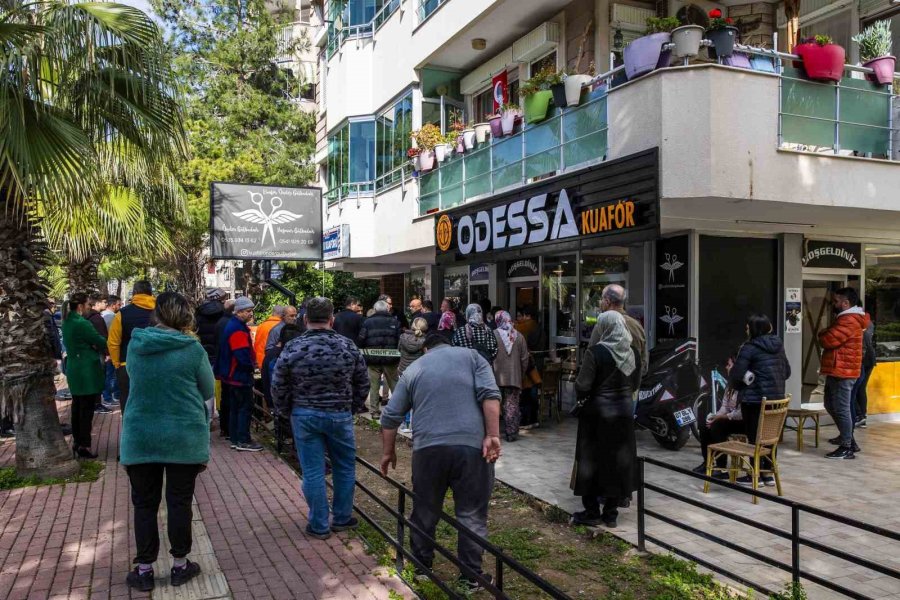 Kendisine Ait Kuaför Dükkânının Önündeki Sandalyede Ölü Bulundu