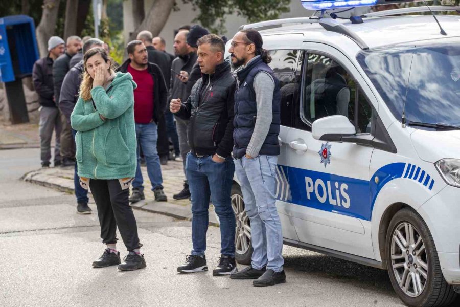 Kendisine Ait Kuaför Dükkânının Önündeki Sandalyede Ölü Bulundu