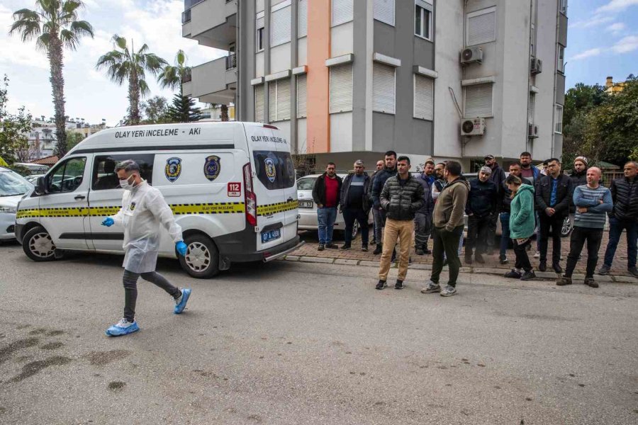 Kendisine Ait Kuaför Dükkânının Önündeki Sandalyede Ölü Bulundu