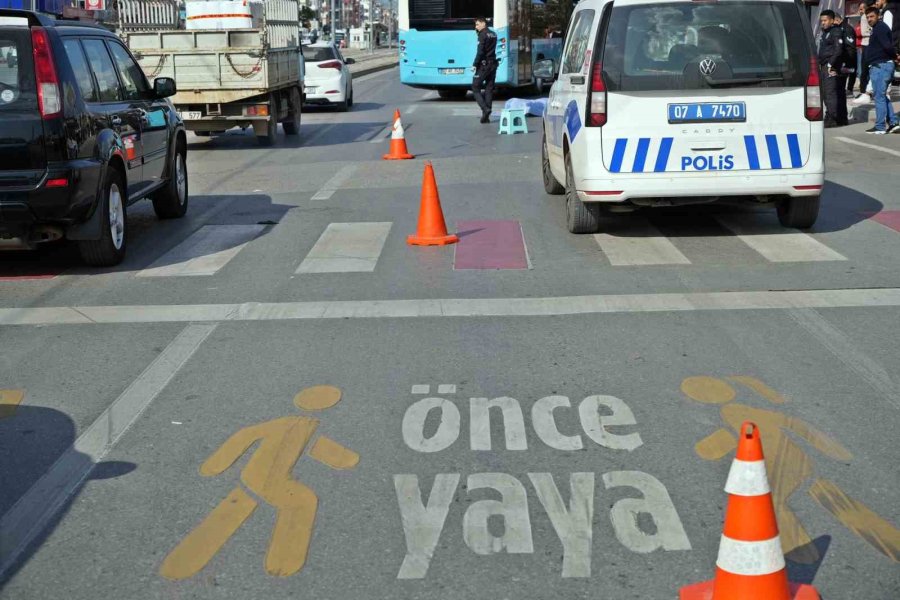 Yaya Geçidi Eceli Oldu, Kamyonetin Yol Verdiği Yayalara Otomobil Çarptı: 1 Ölü, 1 Yaralı