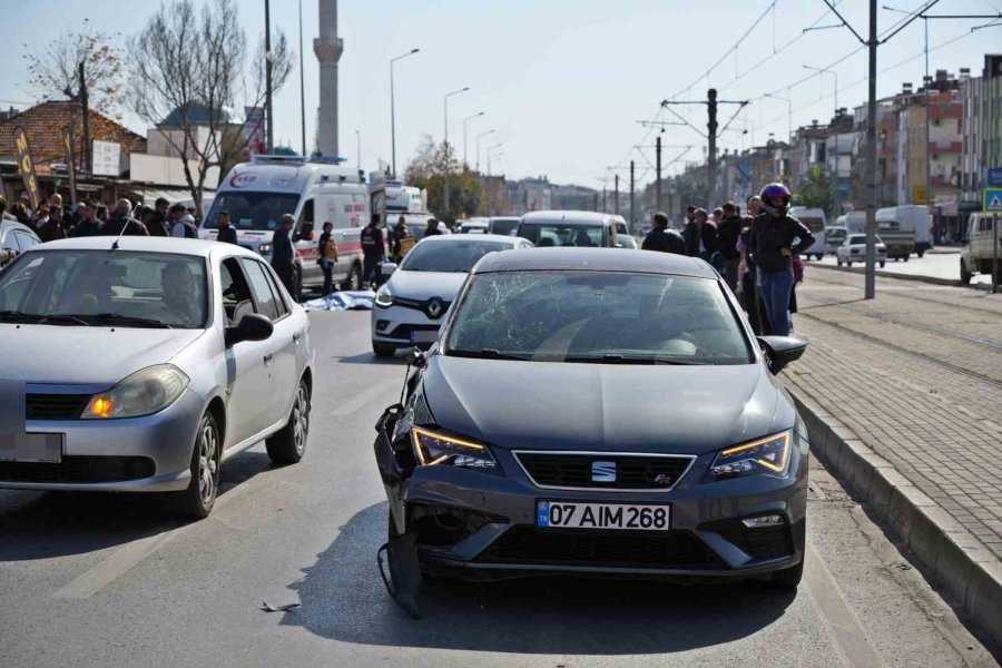 Yaya Geçidi Eceli Oldu, Kamyonetin Yol Verdiği Yayalara Otomobil Çarptı: 1 Ölü, 1 Yaralı