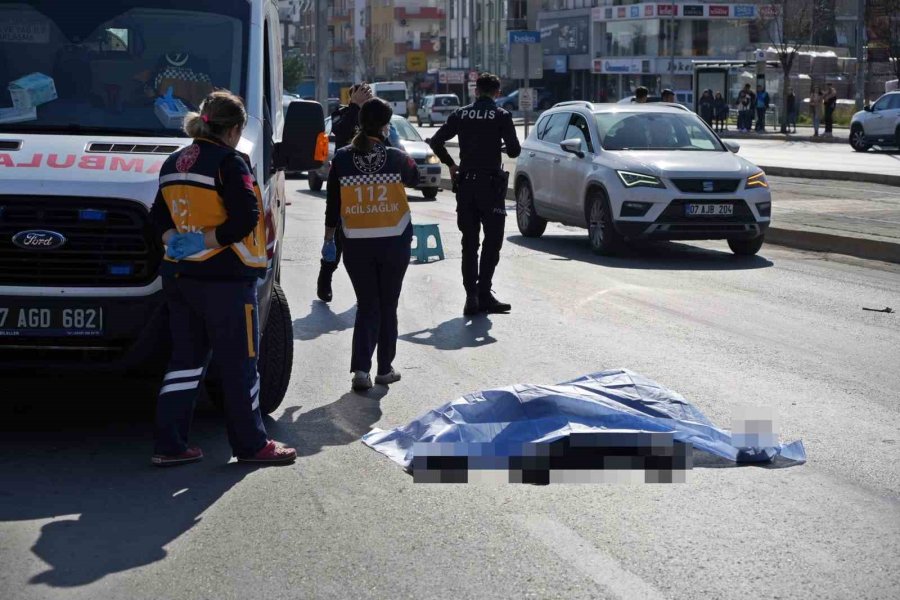 Yaya Geçidi Eceli Oldu, Kamyonetin Yol Verdiği Yayalara Otomobil Çarptı: 1 Ölü, 1 Yaralı