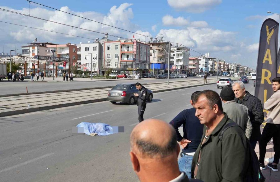 Yaya Geçidi Eceli Oldu, Kamyonetin Yol Verdiği Yayalara Otomobil Çarptı: 1 Ölü, 1 Yaralı