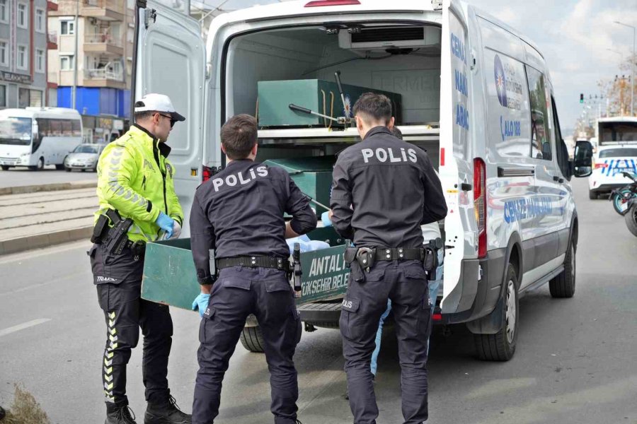 Yaya Geçidi Eceli Oldu, Kamyonetin Yol Verdiği Yayalara Otomobil Çarptı: 1 Ölü, 1 Yaralı