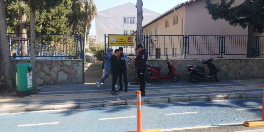 Polis Ekiplerinden Okul Servis Araçları Ve Çevrelerinde Denetim