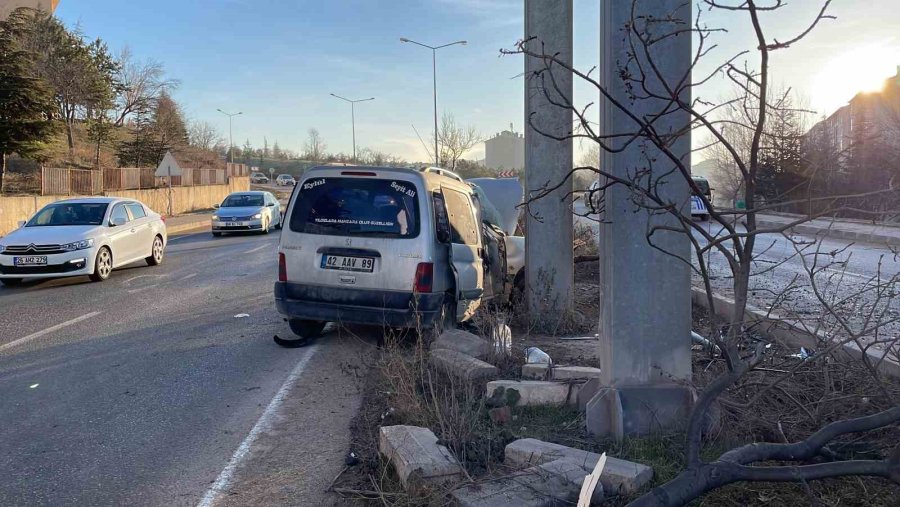 Üst Geçidin Ayağına Çarpan Araçtaki 2 Kişi Yaralandı