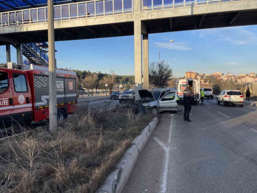 Üst Geçidin Ayağına Çarpan Araçtaki 2 Kişi Yaralandı