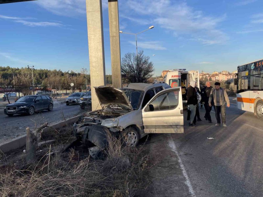 Üst Geçidin Ayağına Çarpan Araçtaki 2 Kişi Yaralandı