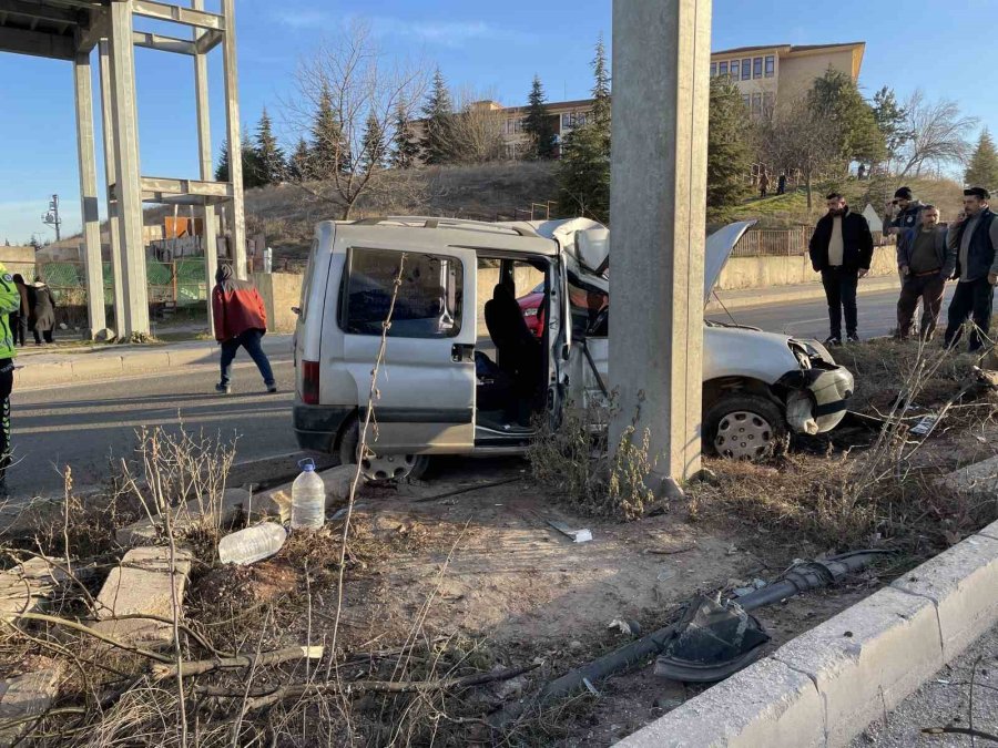 Üst Geçidin Ayağına Çarpan Araçtaki 2 Kişi Yaralandı