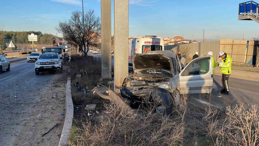 Üst Geçidin Ayağına Çarpan Araçtaki 2 Kişi Yaralandı