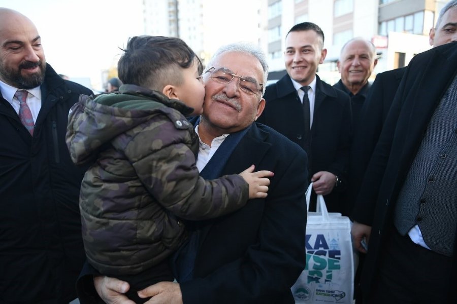 Başkan Büyükkılıç’tan Esenyurt Semt Pazarı’na Ziyaret