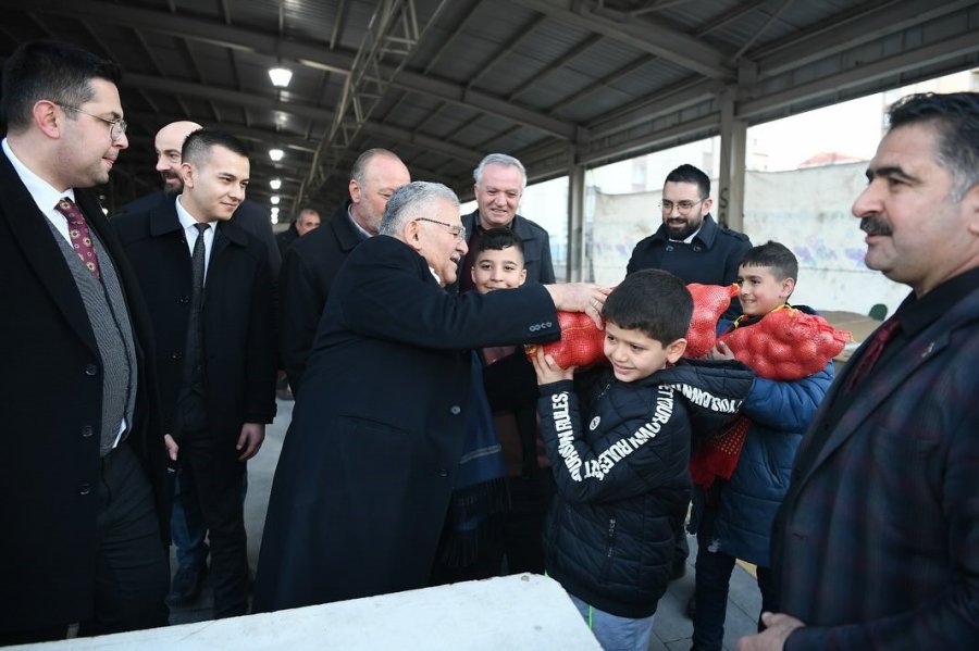 Başkan Büyükkılıç’tan Esenyurt Semt Pazarı’na Ziyaret