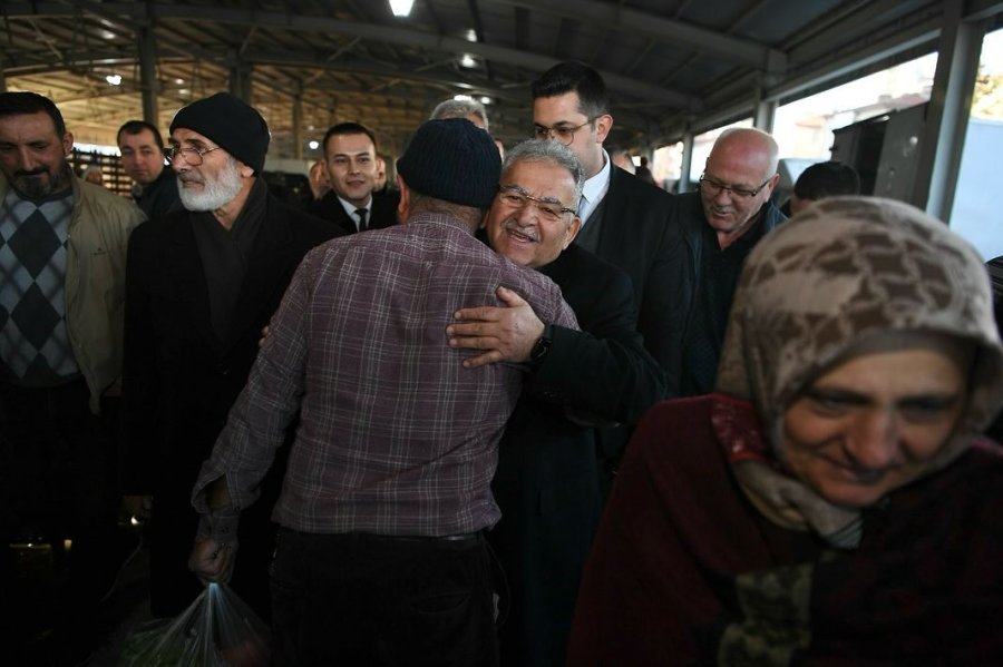 Başkan Büyükkılıç’tan Esenyurt Semt Pazarı’na Ziyaret