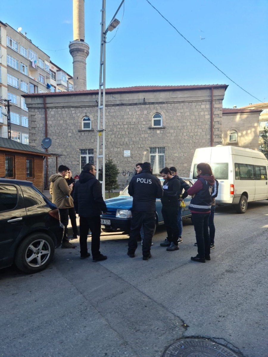 Kayseri Polisinden ‘düzensiz Göç Ve Huzur’ Uygulaması: Bin 121 Şahıs Sorgulandı