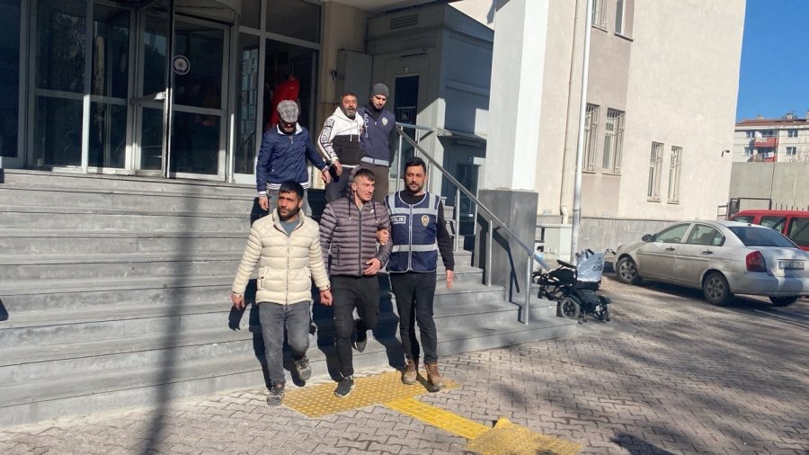 Kayseri’de Aranan Şahıslara Yönelik Eş Zamanlı Operasyon: 14 Şahıs Yakalandı