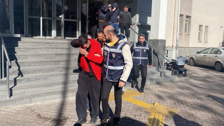 Kayseri’de Aranan Şahıslara Yönelik Eş Zamanlı Operasyon: 14 Şahıs Yakalandı