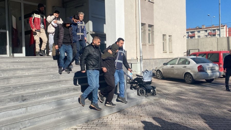 Kayseri’de Aranan Şahıslara Yönelik Eş Zamanlı Operasyon: 14 Şahıs Yakalandı