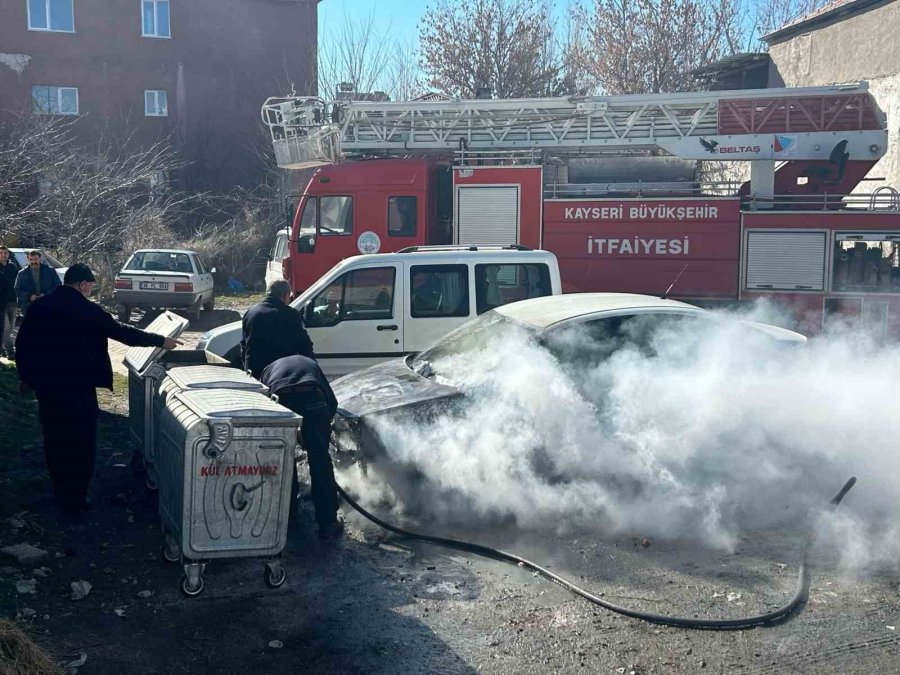 Tomarza’da Park Halindeki Otomobil Alev Aldı