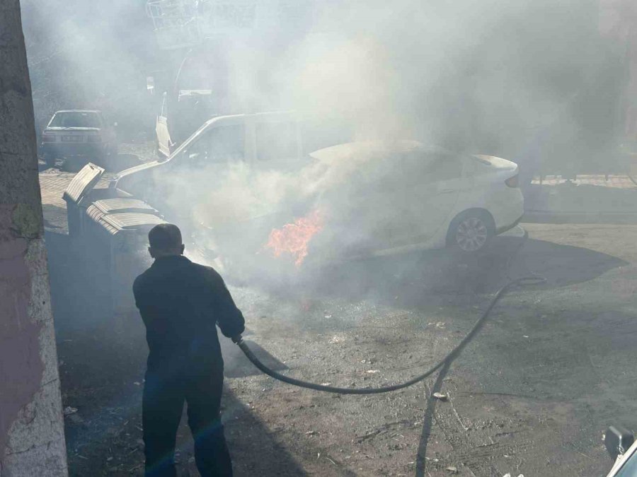 Tomarza’da Park Halindeki Otomobil Alev Aldı