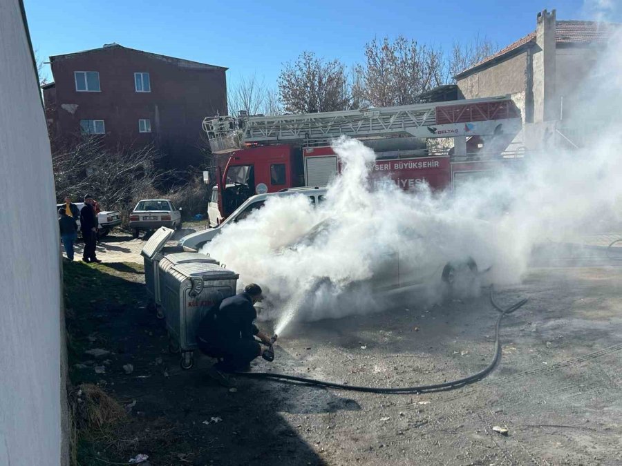 Tomarza’da Park Halindeki Otomobil Alev Aldı