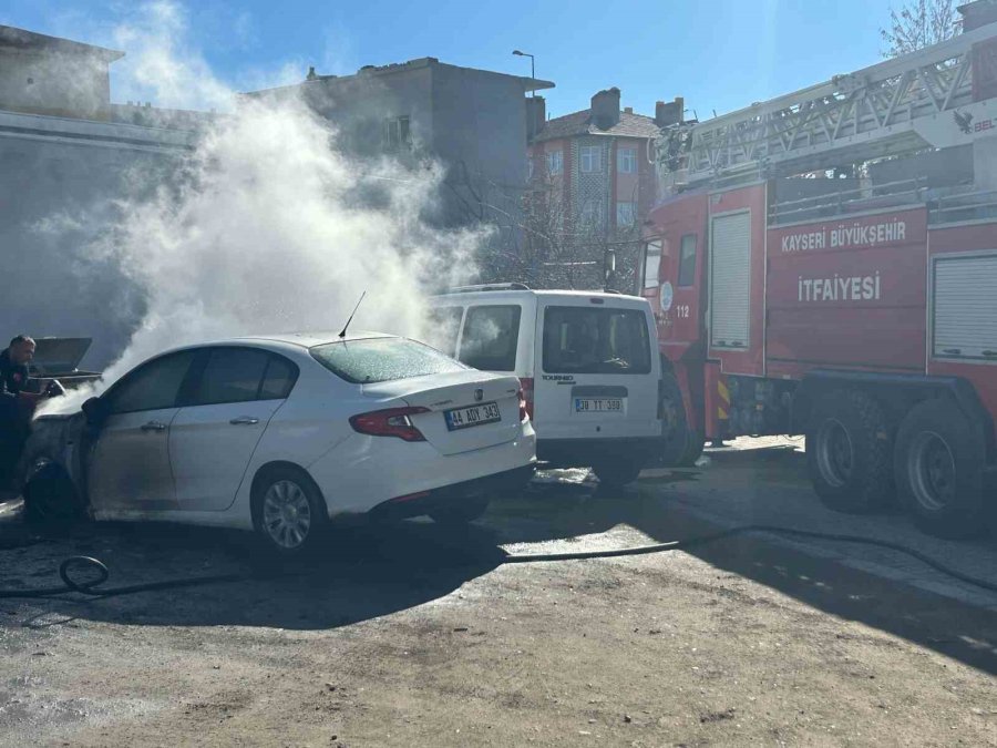 Tomarza’da Park Halindeki Otomobil Alev Aldı