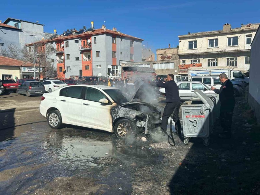 Tomarza’da Park Halindeki Otomobil Alev Aldı