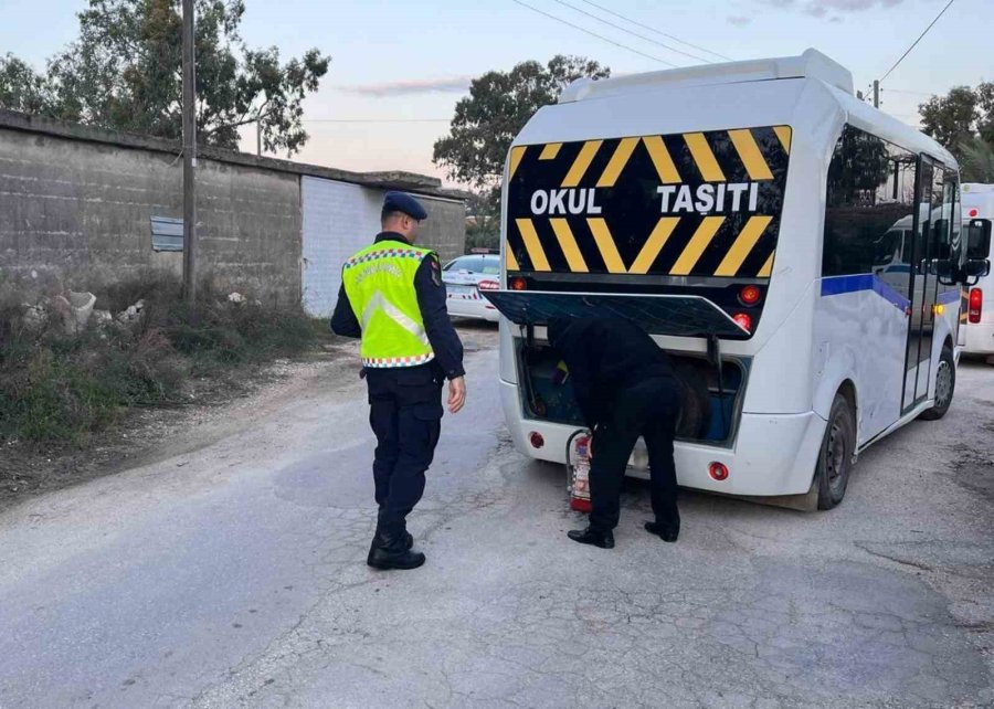 Mersin’de Jandarma Ekipleri Okul Servis Araçlarını Denetledi