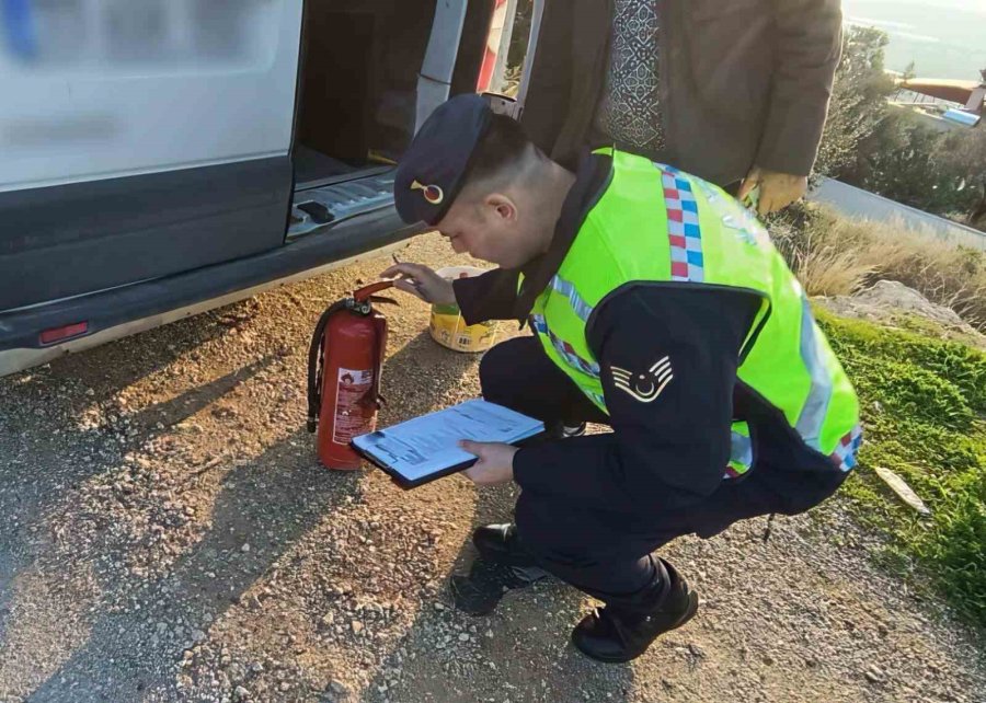 Mersin’de Jandarma Ekipleri Okul Servis Araçlarını Denetledi