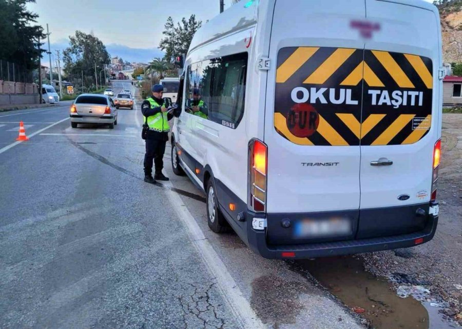 Mersin’de Jandarma Ekipleri Okul Servis Araçlarını Denetledi