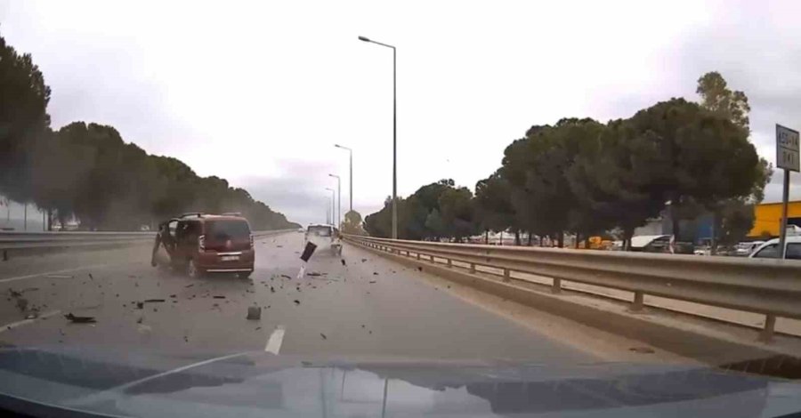 Bariyerlere Çarpan Araç Hurdaya Döndü, Sürücü Hayatını Kaybetti