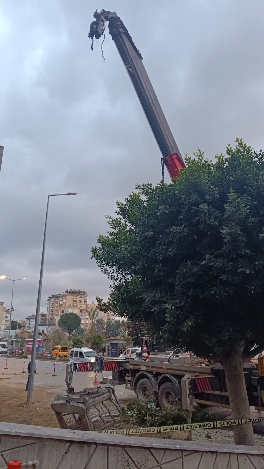 Alanya’da Vinçten Kopan Parça İnşaat İşçisini Yaraladı