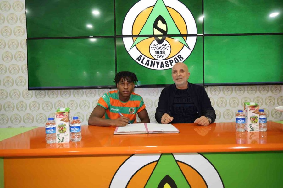 Alanyaspor, Nijeryalı Genç Futbolcu Akinlosotu İle Profesyonel Sözleşme İmzaladı