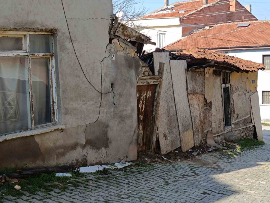 Terk Edilen, Yıkılan Veya Yıkılmaya Yüz Tutan Tarihi Evler Endişe Kaynağı