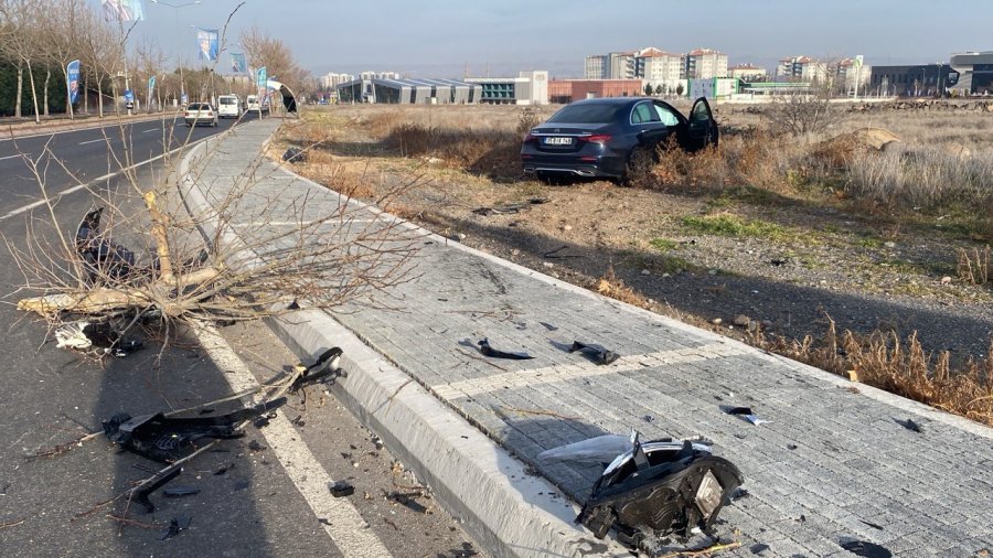 Lüks Otomobilin Karıştığı Kazada Ortalık Savaş Alanına Döndü: 1 Yaralı