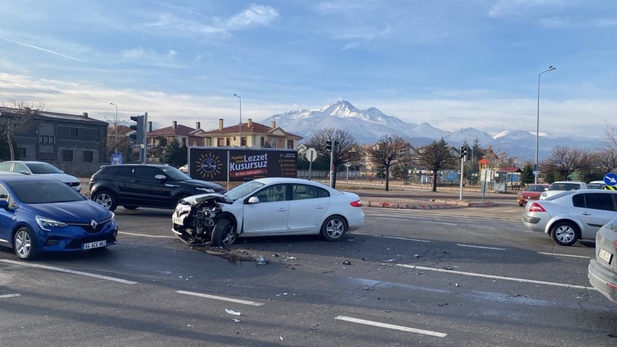 Lüks Otomobilin Karıştığı Kazada Ortalık Savaş Alanına Döndü: 1 Yaralı