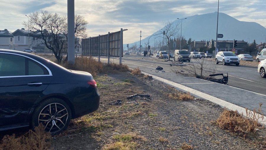 Lüks Otomobilin Karıştığı Kazada Ortalık Savaş Alanına Döndü: 1 Yaralı