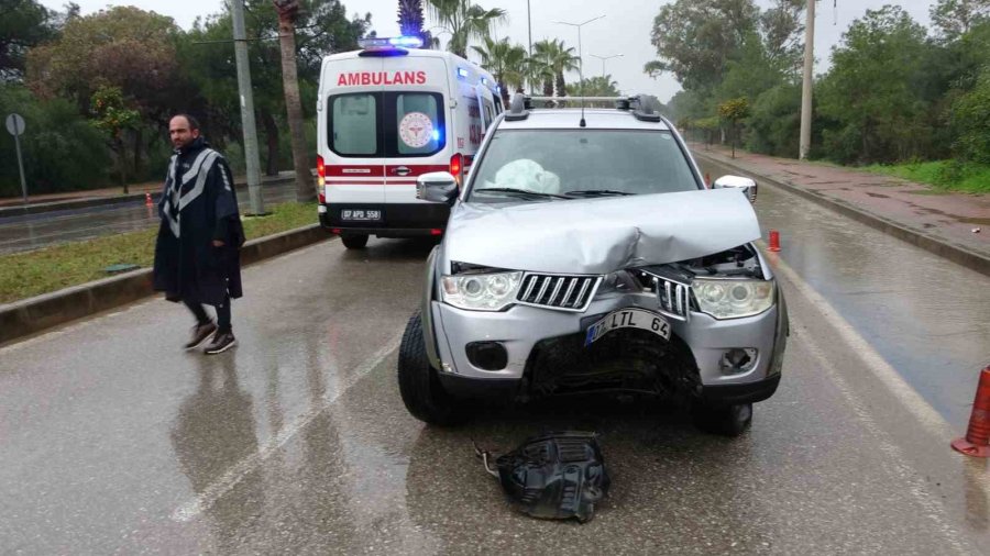 Yolda Kayan Kamyonet Refüjdeki Palmiyeye Çarptı: 2 Yaralı