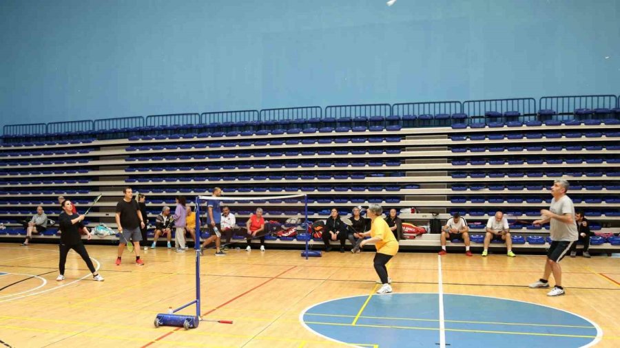 Meü, ’cumhuriyetin 100. Yılı Veteranlar Badminton Turnuvası’ Düzenledi