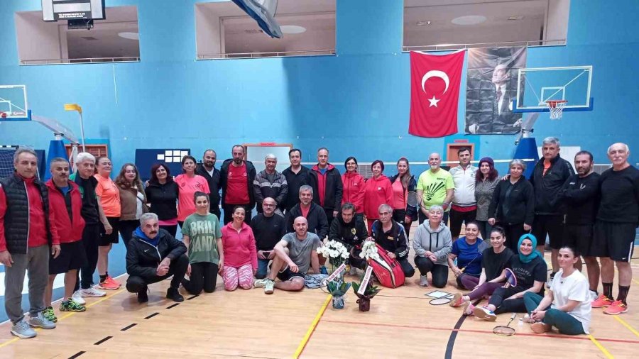 Meü, ’cumhuriyetin 100. Yılı Veteranlar Badminton Turnuvası’ Düzenledi