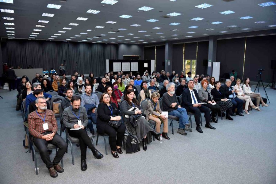 ‘estetik Bir Olgu Olarak Dünyalar Kurmak’ Sempozyumu Başladı