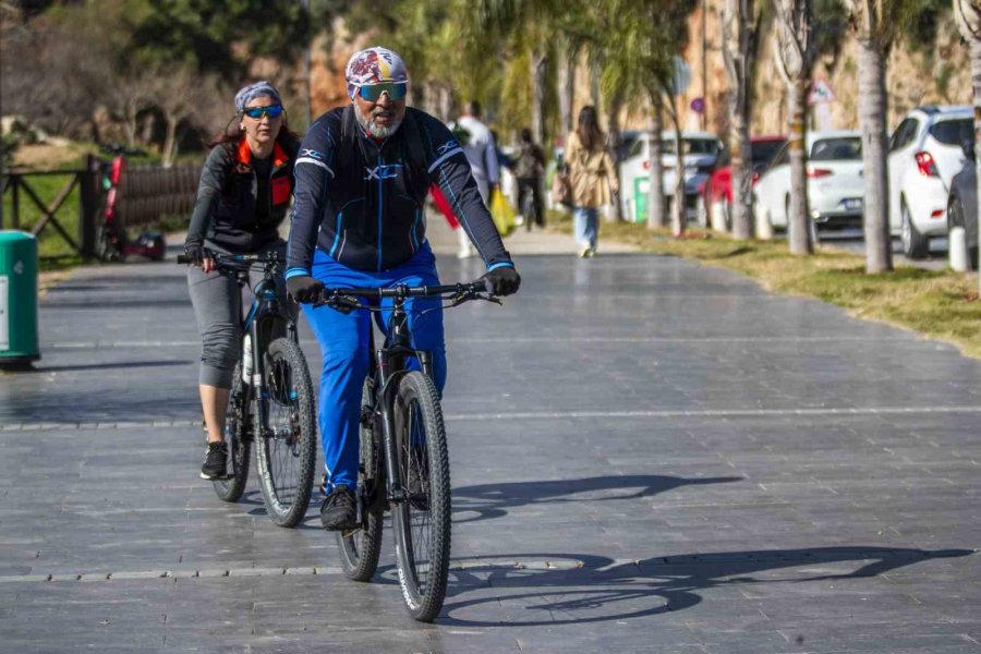 Antalya’da Sıcaklık 20’ye Ulaştı, Çok Sayıda Kişi Akdeniz’in Mavi Sularında Kulaç Attı