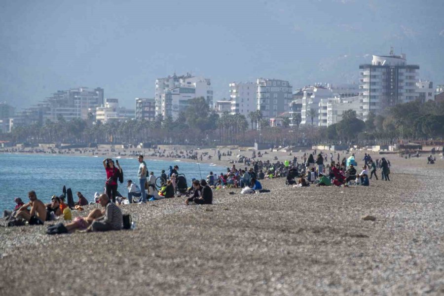 Antalya’da Sıcaklık 20’ye Ulaştı, Çok Sayıda Kişi Akdeniz’in Mavi Sularında Kulaç Attı