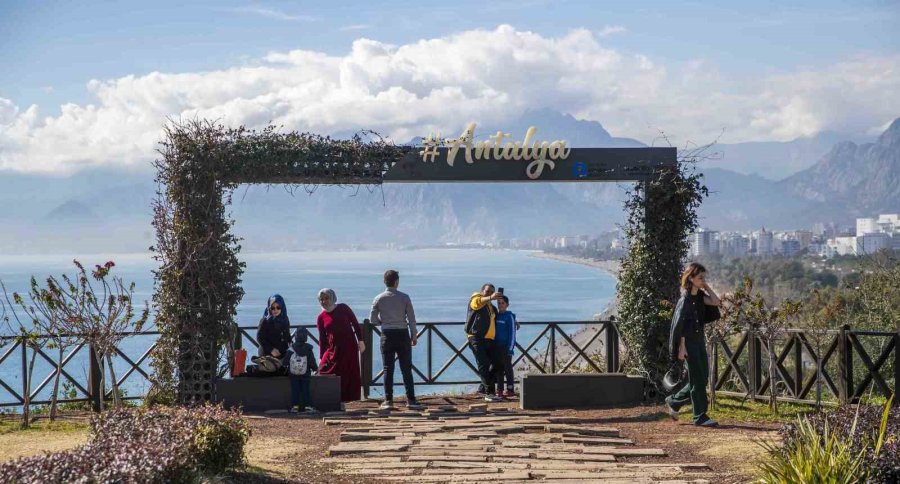 Antalya’da Sıcaklık 20’ye Ulaştı, Çok Sayıda Kişi Akdeniz’in Mavi Sularında Kulaç Attı