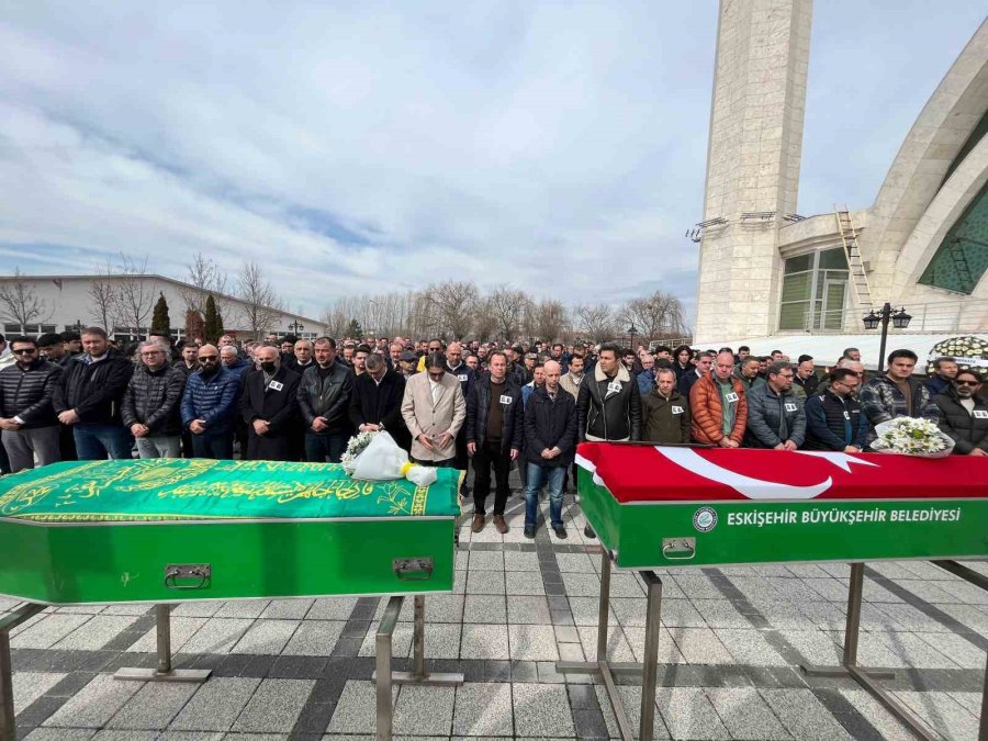 Eskişehir’de Trafik Kazasında Hayatını Kaybeden Öğretim Üyesi Ve Kızı Son Yolculuğuna Uğurlandı