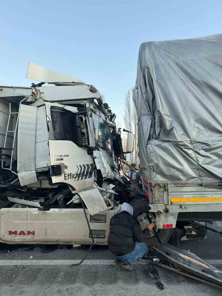 Konya’da Tır, Tıra Arkadan Çarptı: 1 Ölü