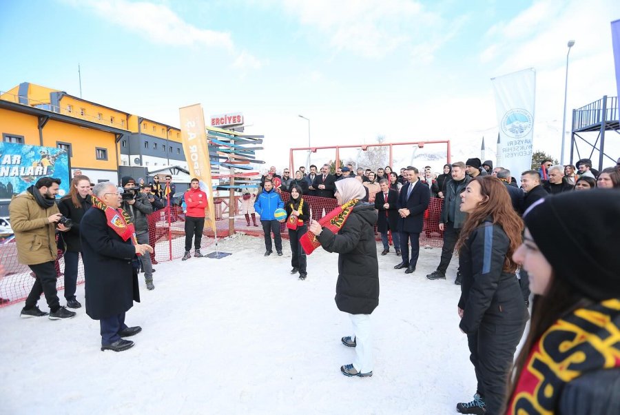 Bakan Göktaş, Erciyes’te Kar Voleybolu Oynadı