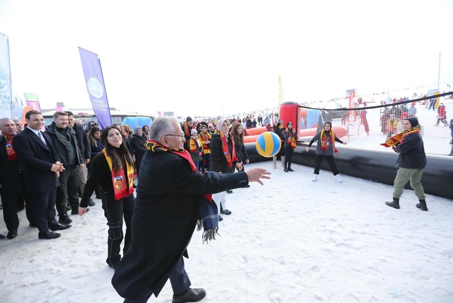 Bakan Göktaş, Erciyes’te Kar Voleybolu Oynadı