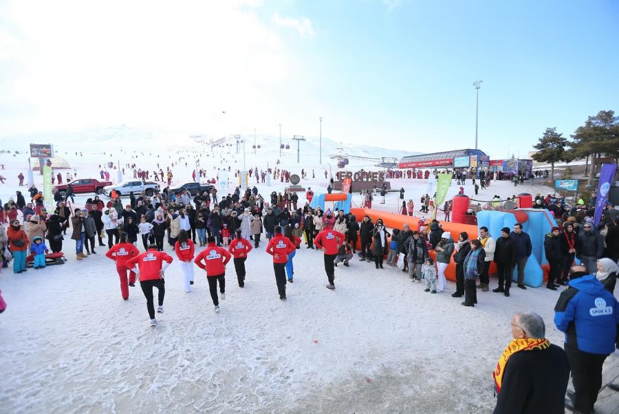 Bakan Göktaş, Erciyes’te Kar Voleybolu Oynadı